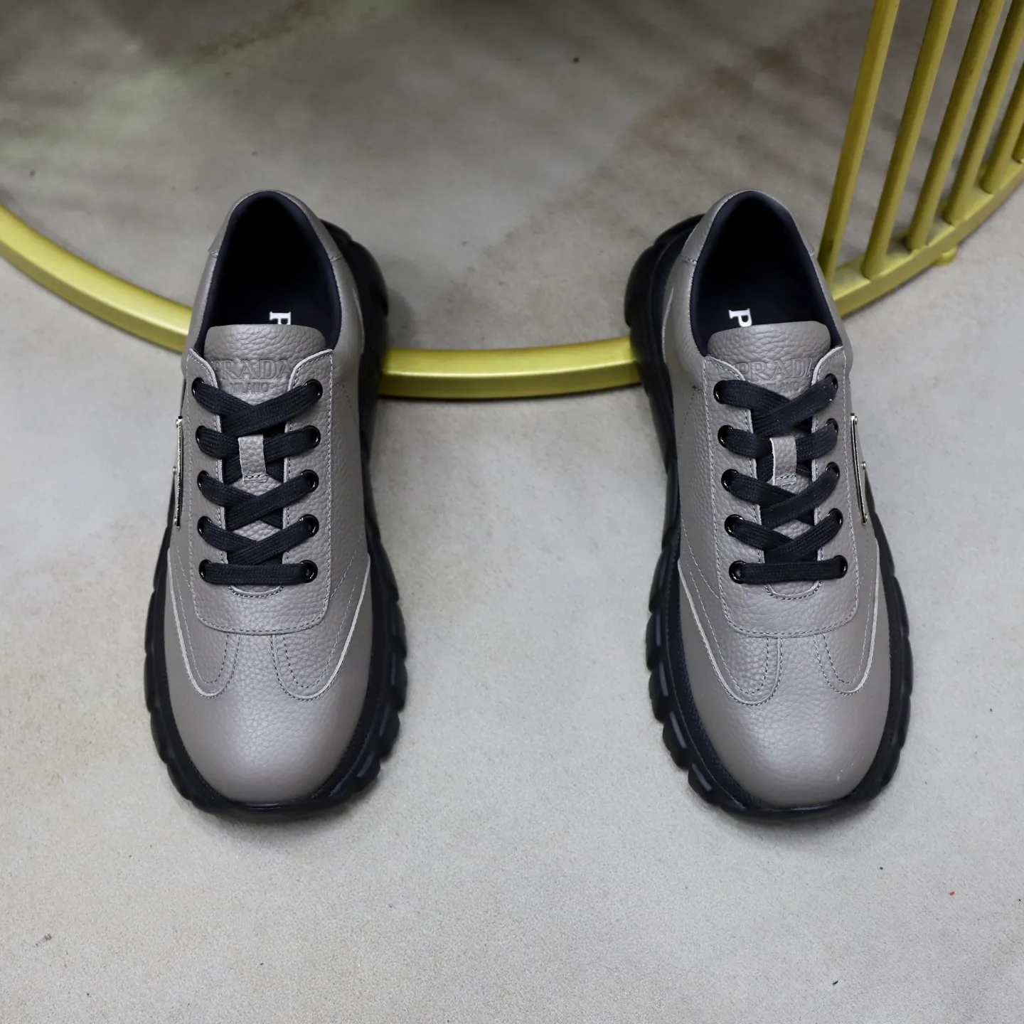 Factory price: 720💰Top original order Brand: PRADA (Prada) Standard code: Men's size 38/44 (45 can be customized) Grade: Same as the official website Material: Original cowhide stitching, cowhide lining, original combination two-color wear-resistant soft outsole Style category: casual sports version, young fashion, European and American trend, British style Color: actual picture color